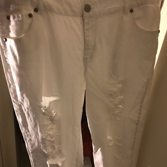 Pocketbooks, Peacoats, Capris, Shoe Booties, - Picture 5 of 8